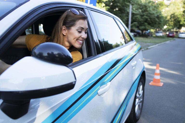 Въвеждането на нови правила за шофьорските изпити в България жена, която се учи да шофира