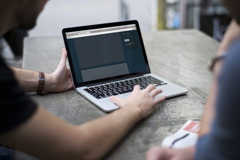 Как да изберем подходящ лаптоп? 6 съвета от професионалисти ръце пред лаптоп