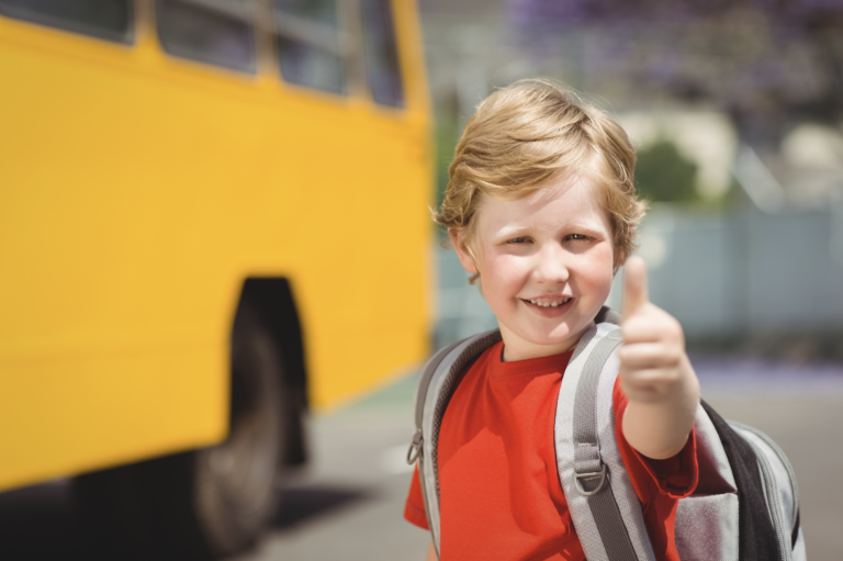 Нов училищен автобус от Кърджали за Джебел дете пред училищен автобус