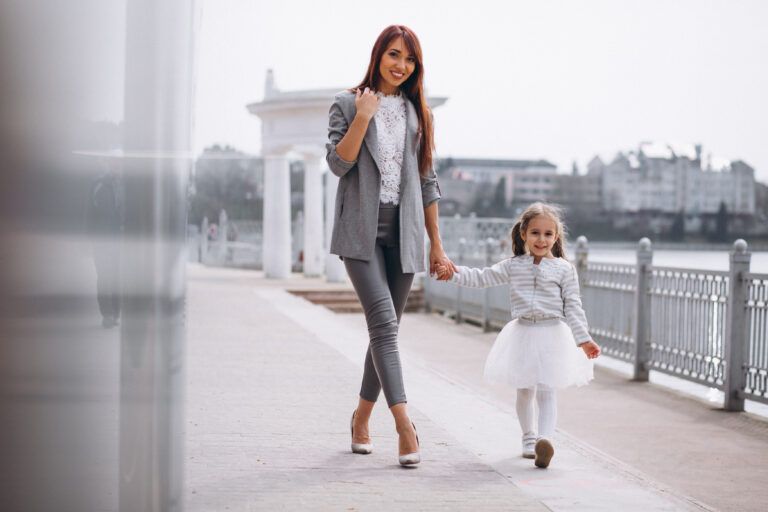 Удобство и стил: Модни съвети за млади майки мода за майки