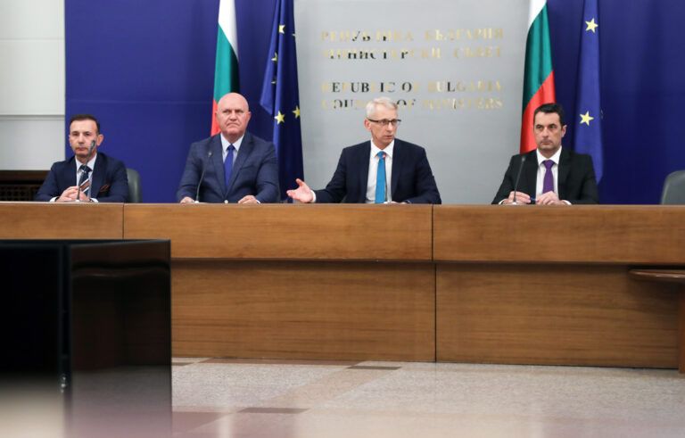 Държавата осигурява безпроблемно начало на учебната година акад.николай денков и министъра на образованието