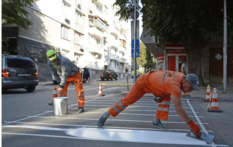 Обновяват пешеходната маркировка около училищата във Варна обновяват пешеходна маркировка във варна