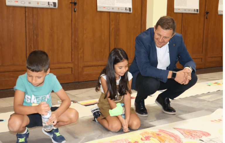 Деца нарисуваха 50 метрова рисунка за празника на Хасково в хасково деца нарисуваха 50 метрова рисунка