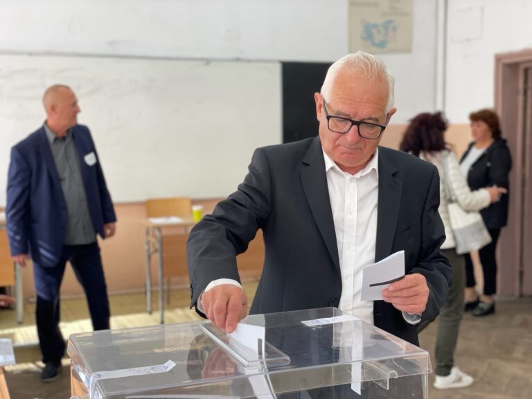 Областният управител: Гласувах за Кюстендил. Гласувах за нашия хубав град областният управител на кюстендил упражни правото си на гласуване