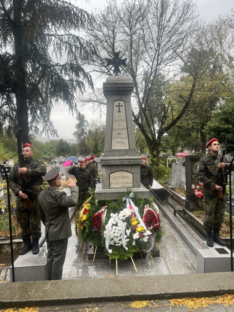 Областният управител на Благоевград почете паметта на загиналите офицери и войници при защита на Горна Джумая областен управител благоевград