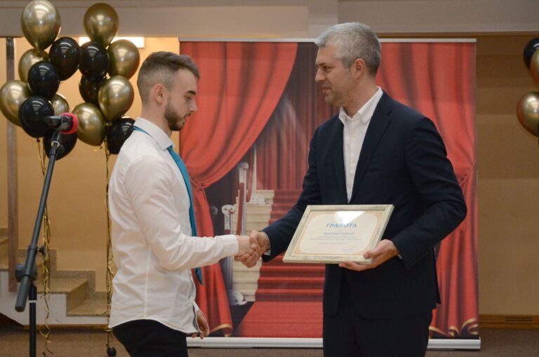 кметът на варна благомир коцев връчва награда за доброволчество