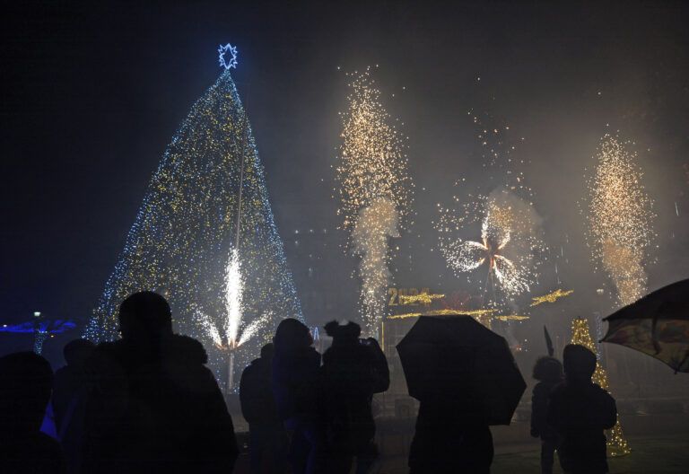 Кметът на Варна и министърът на туризма Зарица Динкова запалиха светлините на Коледната елха запалване на коледна елха във варна