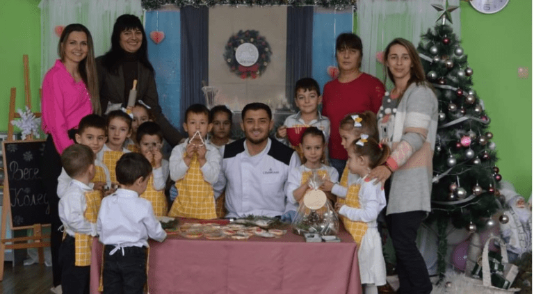 Победителят от „Хелс Китчън“ Станислав прави коледни меденки с благородна цел победителят от хелс китчън станислав