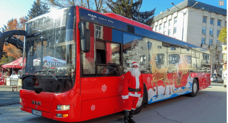 Коледен автобус отново радва малчуганите във Велико Търново коледен автобус във велико търново