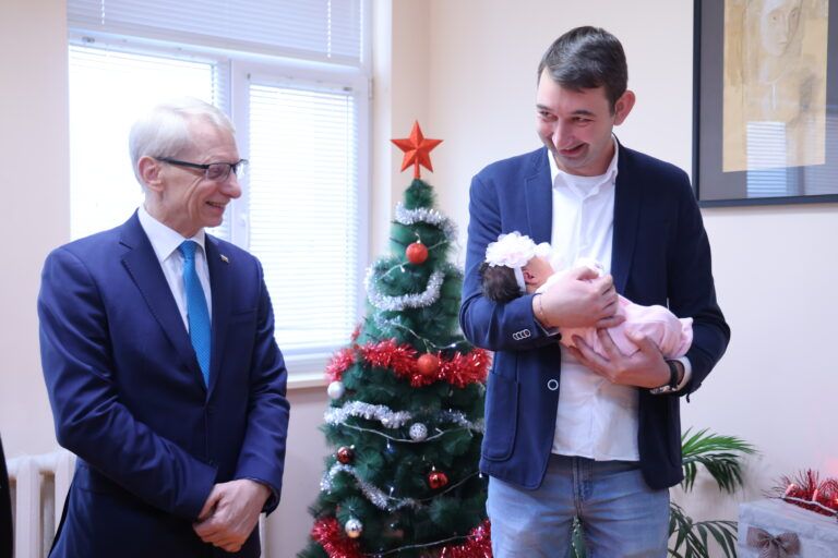 Премиерът акад. Николай Денков: Борбата с демографска криза е основен приоритет на правителството академик денков при изписване на първото за 2024 бебе в монтана