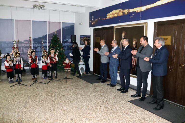 Ловеч: Малки сурвакари поздравиха общинската администрация сурвакари в общинската администрация в ловеч