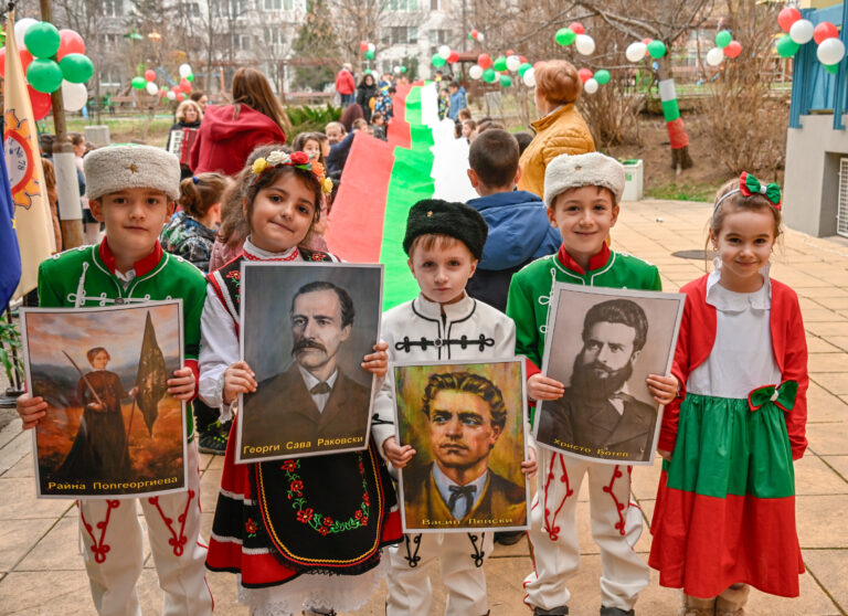 София: Възпитаници на столична детска градина направиха 30-метрово българско знаме детска градина в софия