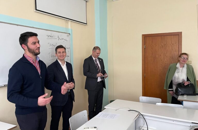 студенти унсс