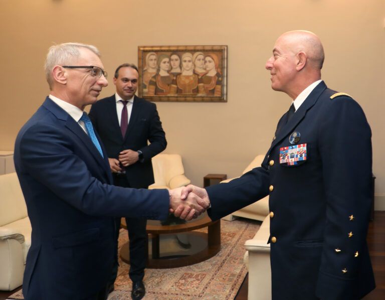 Премиерът акад. Николай Денков се срещна с Върховния командващ на НАТО генерал Филип Лавин премиерът се срещна с върховния командващ на нато