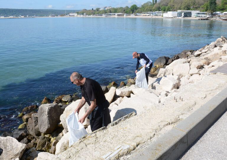 Стотици варненци се включиха в кампанията на Община Варна за почистването на града инициатива за почистване на варна