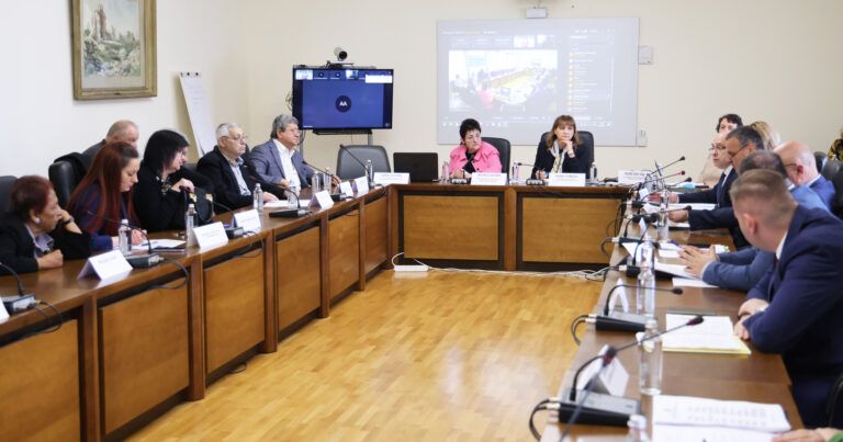 Гарантирани средства за образователни медиатори и повече прегледи за неосигурени жени отпускат средства за здравни медиатори