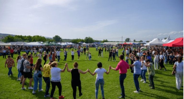 Балканска среща „Музика без граници“ събра стотици в Кюстендилско събор балканска среща в кюстендил