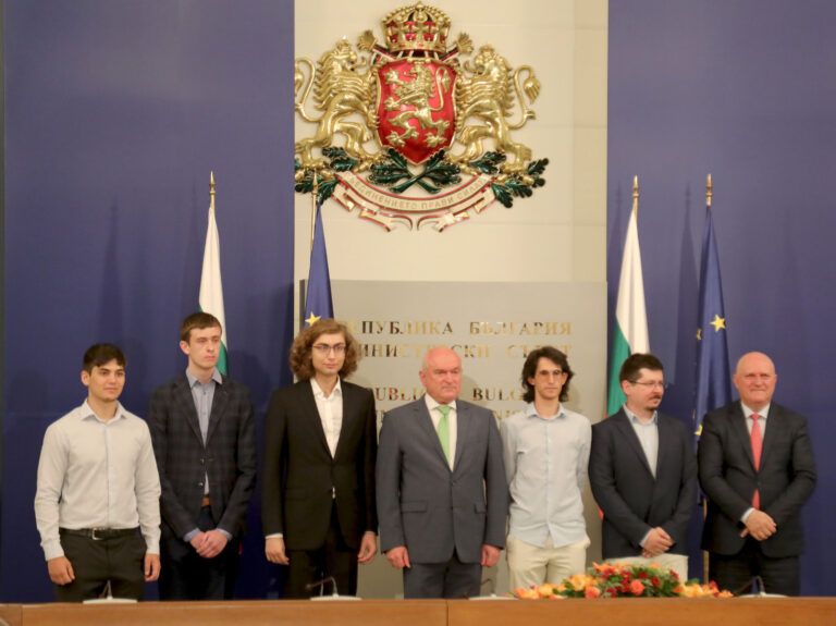 ученици от олимпийските отбори по природни науки