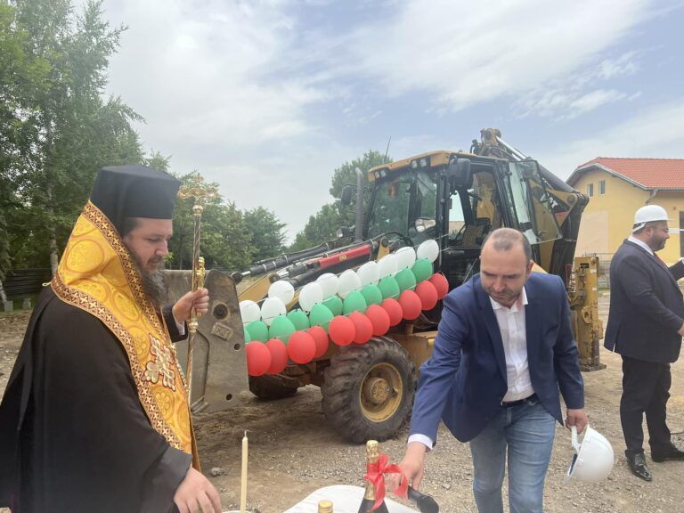 Кюстендил: Направиха първа копка на Младежки център първа копка на младежки център в кюстендил