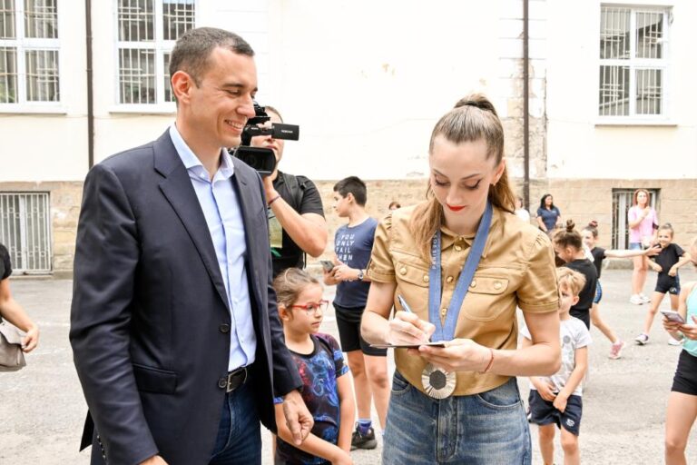 Кметът на София Васил Терзиев поздрави Боряна Калейн за завоювания медал на Олимпийските игри васил терзиев и боряна калейн