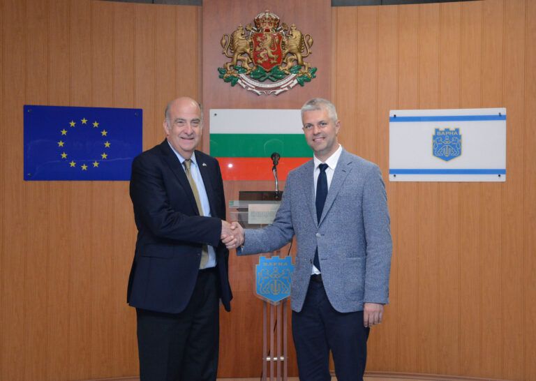 Посланикът на Съединените американски щати у нас Н. Пр. Кенет Мертен посети Варна кмета на варна и посланника на америка