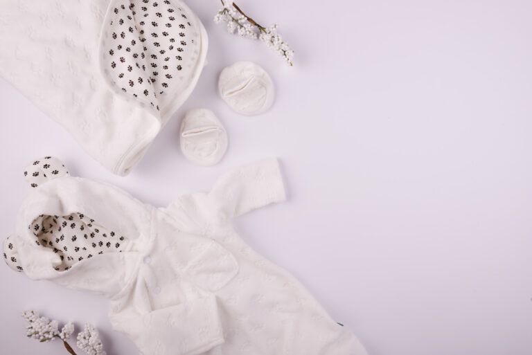 най-добрите материали за бебешки дрешки