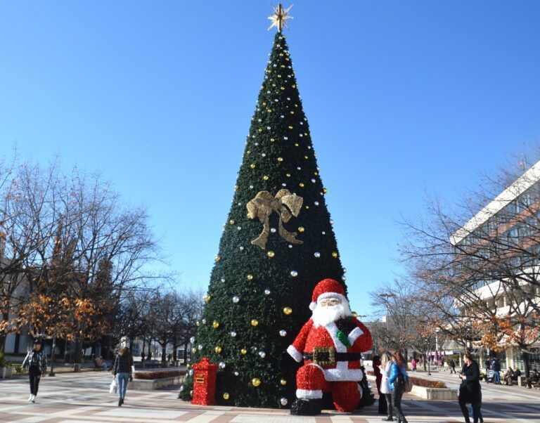 в благоевград дядо коледа със специална кутия за желания