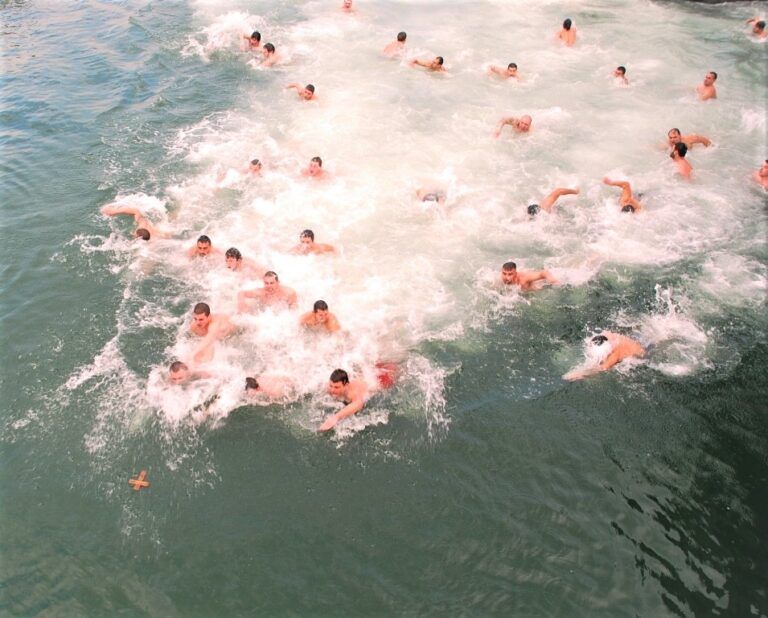 Бургас: Десетки са желаещите да премерят сили в ритуала по Спасяването на Светия Кръст колко ще скочат на йорданов ден в черно море