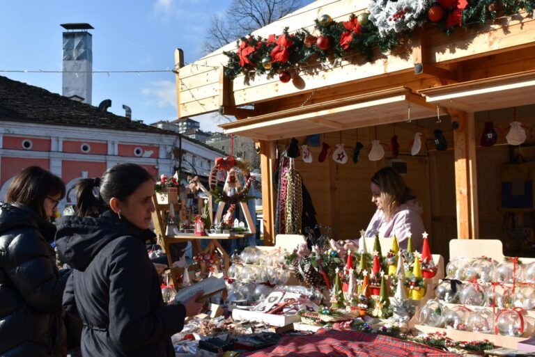 В Ловеч: С празничен концерт откриха Коледния базар откриха коледния базар в ловеч