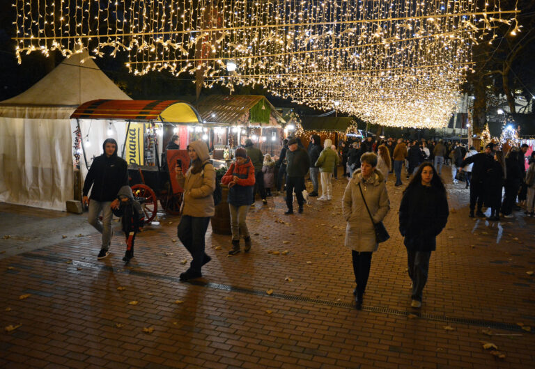 Варна: Огнени спектакли и коледари ще зарадват посетителите на коледния базар коледен базар във варна