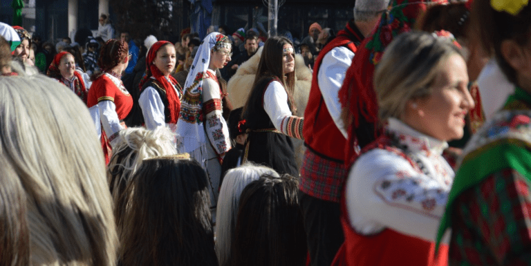 В Благоевград хиляди сурвакари гониха злото със звън на чанове със звън на чанове гониха злите духове в благоевград
