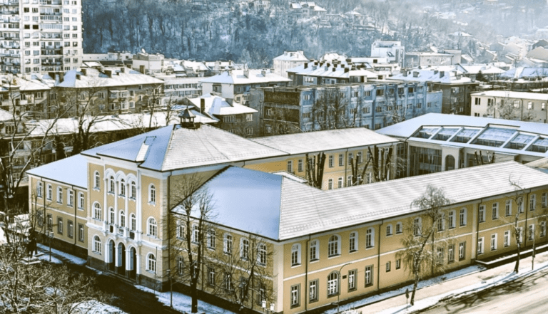 открито е първото българско светско училище