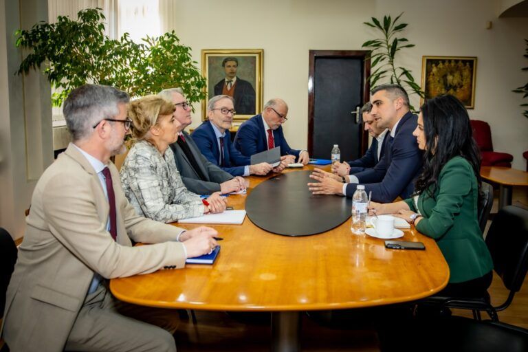 Посланикът на Франция и кметът на Пазарджик очертаха възможности за сътрудничество посланикът на франция в община пазарджик