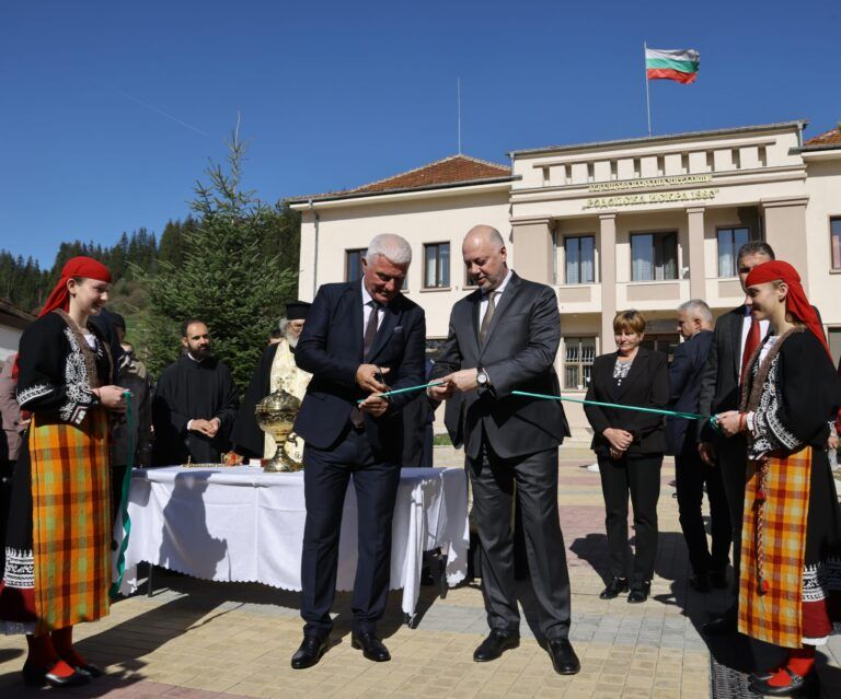 Премиерът Росен Желязков откри обновената централна част на Чепеларе премиерът желязков в чепеларе