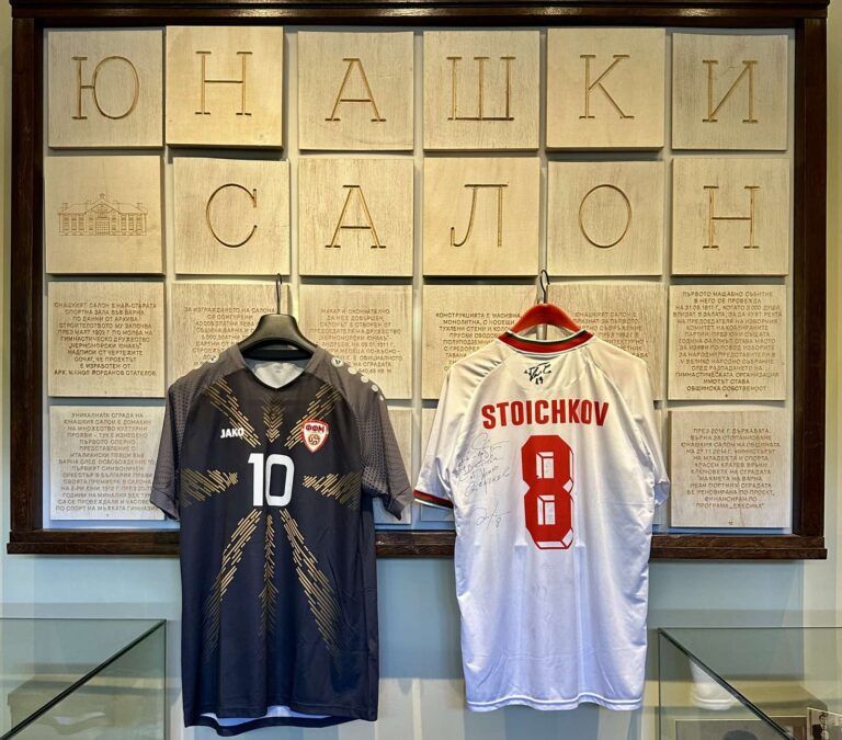 Варна: Христо Стоичков и Горан Пандев дариха екипите си от благотворителен мач стоичков дари екипа си на благотворителен мач във варна