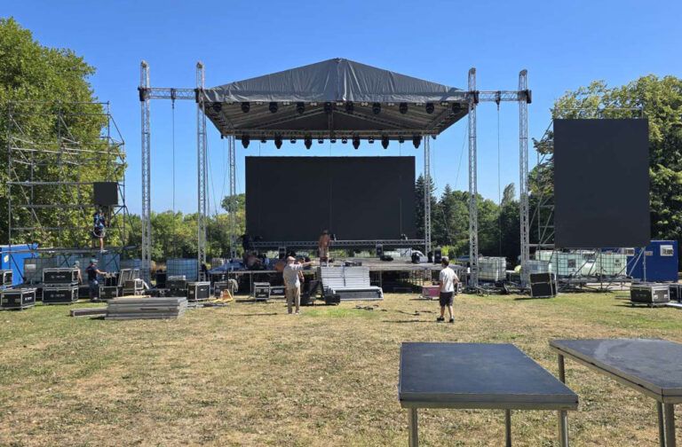 Варна: Сцената за големия празничен концерт на 15 август вече е готова сцената на големия празничен концерт