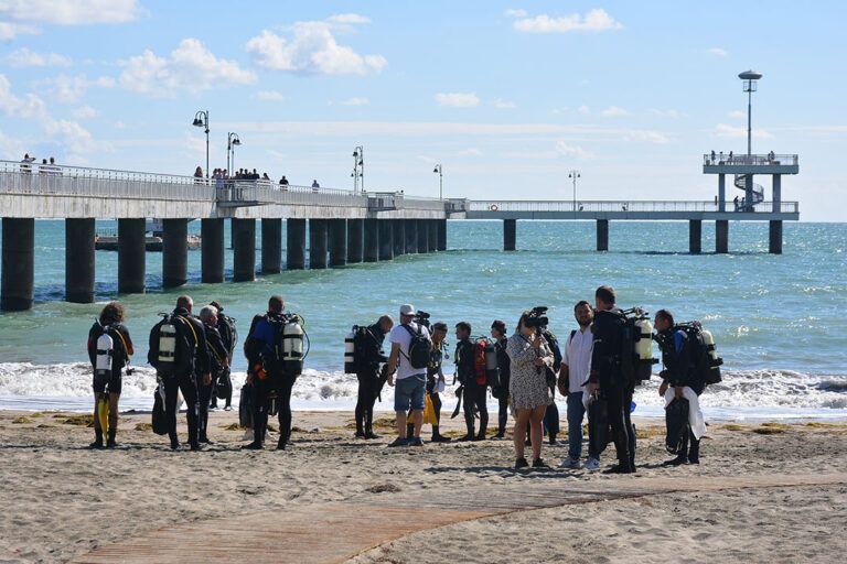 водолази почистват морското дъно в бургас