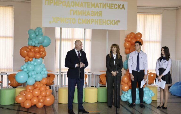 инвестират в стем центрове в страната