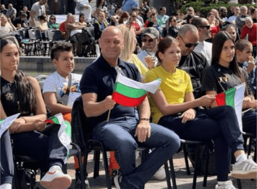 На площада в Пловдив стотици подкрепиха българските волейболисти пловдив посреща българските волейболисти