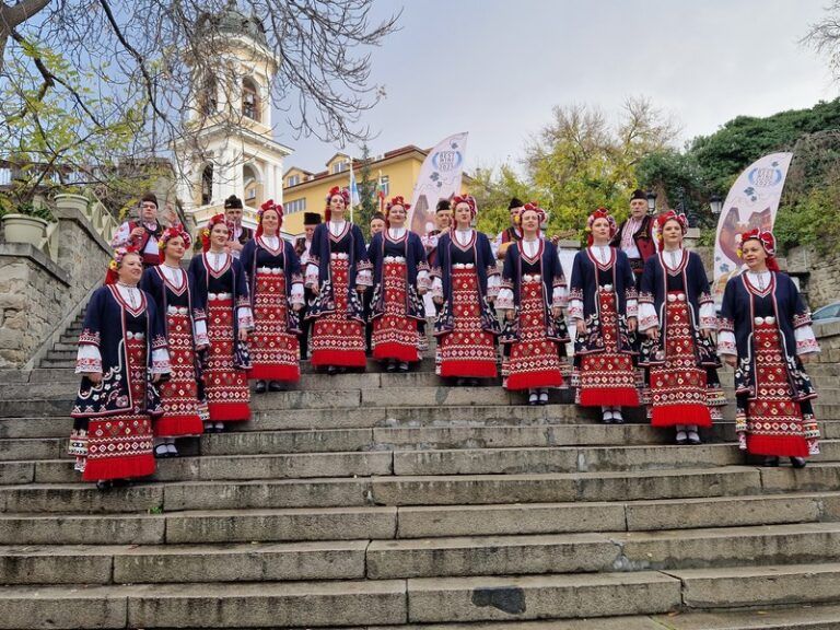 Започна 17-ото „Дефиле на младото вино“ в Пловдив дефиле на младото вино в пловдив