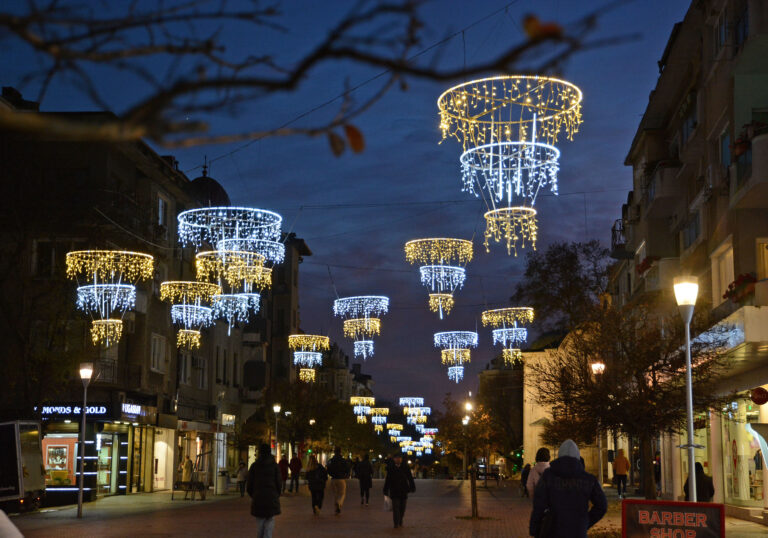 Варна: Монтират празничната украса в централната част на града монтират празничната украса във варна