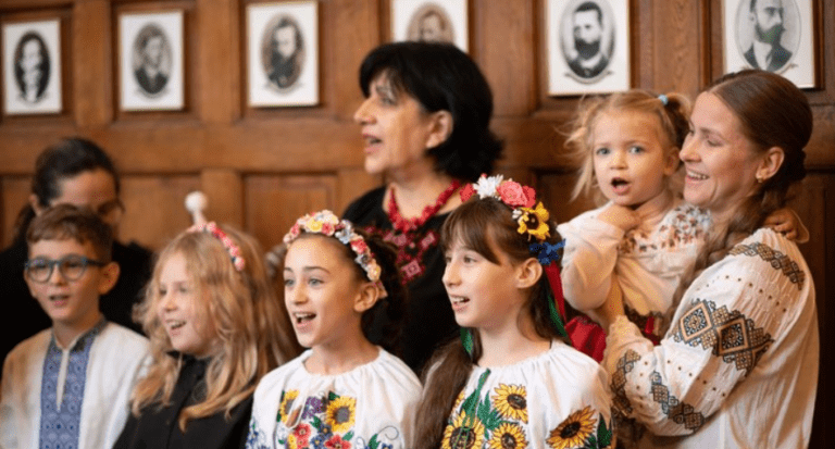 Пловдив: Украински деца поздравиха кмета за Коледа украйнски деца поздравиха кмета на пловдив