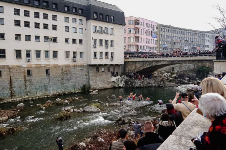 ритуал по хвърляне на богоявленския кръст в габрово