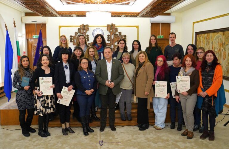 Велико Търново: 16 нови майстори и калфи получиха занаятчийски тапии нови майстори и калфи получиха майсторски свидетелства във велико търново