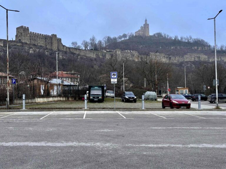 велико търново с кемпстоп в подножието на царевец