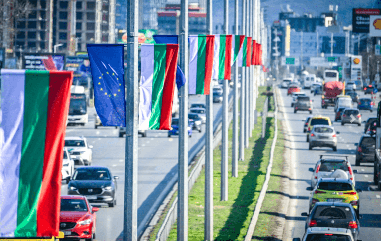 започна подмяната на знамена по основните столични булеварди