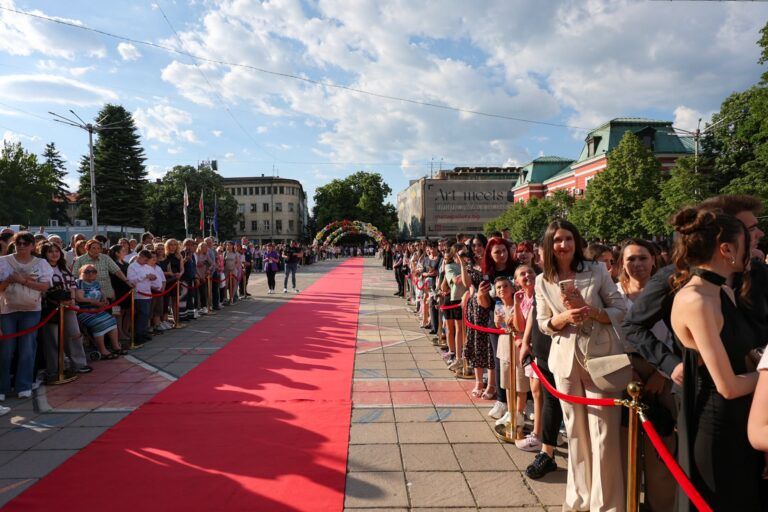 завършек на абитуриенските балове в кюстендил